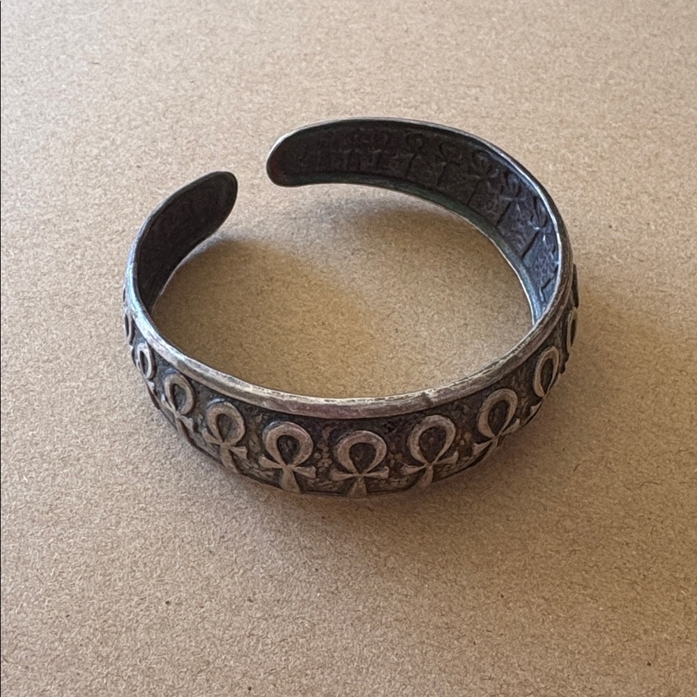 Cuff bracelet with cross pattern - Picture 2 of 5